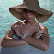 LIV SINGLE BAROQUE PEARL NECKLACE - model