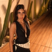 LYRA NATURAL SHELL CHOKER - model